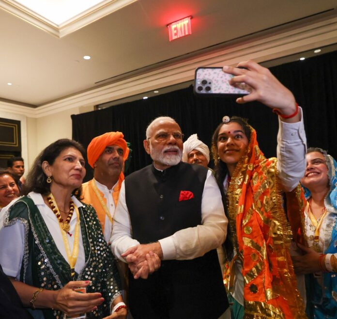 Modi-meets-Indian-Diaspora.jpg